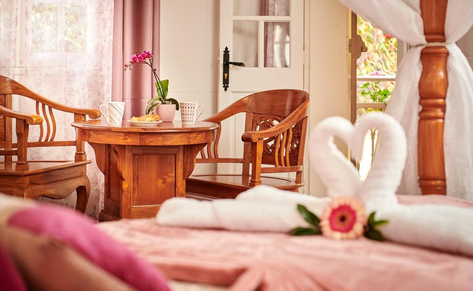 Photo of the whole room, Seating area, Bedroom, towels