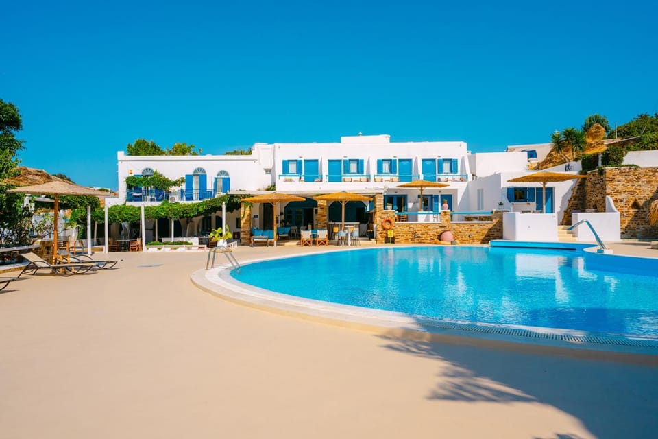 Property building, Day, Pool view, Swimming pool, sunbed
