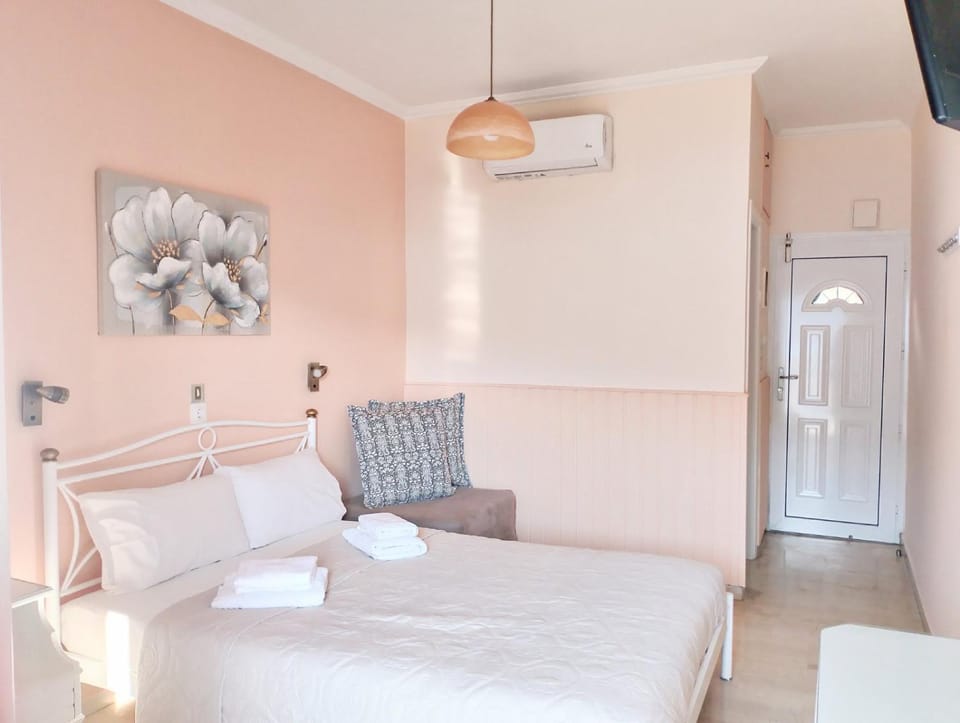 Bed, Bedroom, towels, air conditioner