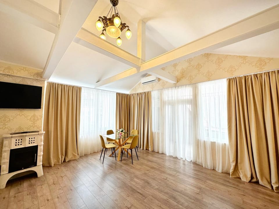 TV and multimedia, Balcony/Terrace, Dining area, air conditioner