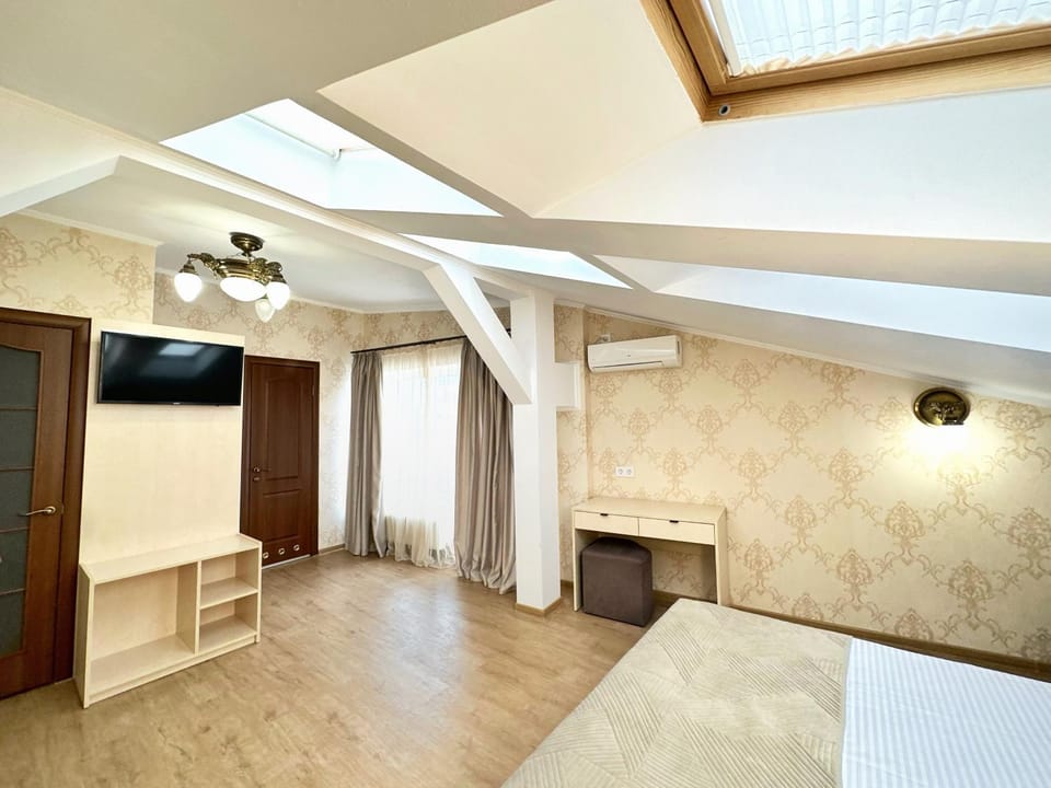 TV and multimedia, Photo of the whole room, wardrobe, air conditioner