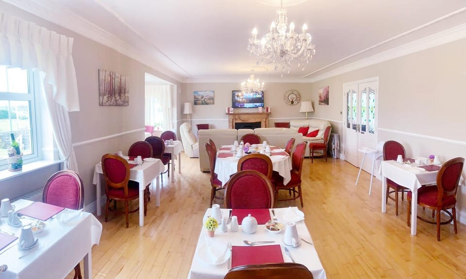 Restaurant/places to eat, Banquet/Function facilities, Seating area