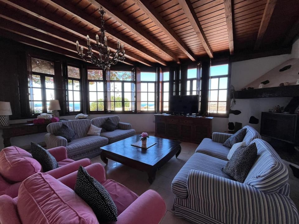 Casa Tara - 5 bedroom, 4 bathroom villa with private pool Villa in Puerto del Carmen