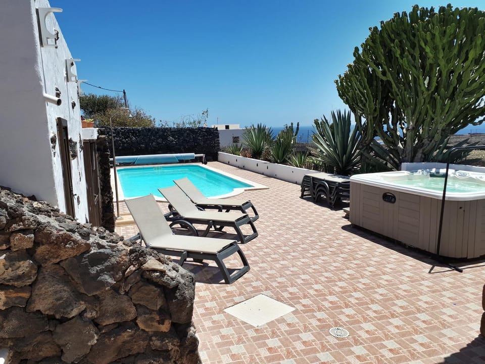 Patio, Hot Tub, Swimming pool, sunbed