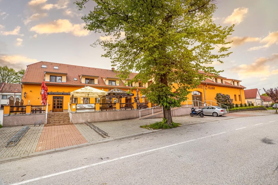 Property building, Restaurant/places to eat