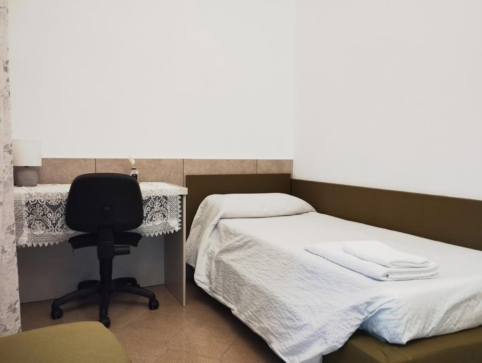 Villa Helios Holiday Home - Centre, Lake, 10' car - Free parking Self check-in Airco Apartment in Varese