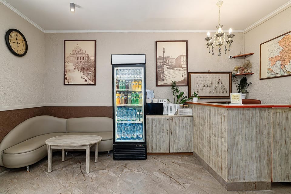 Property building, Lobby or reception, Seating area, Drinks