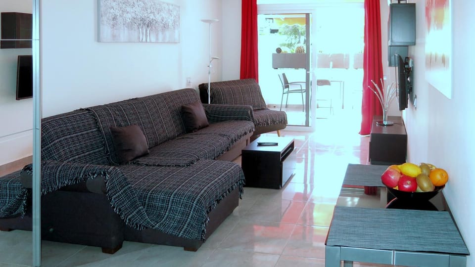 Bed, TV and multimedia, Living room, Seating area