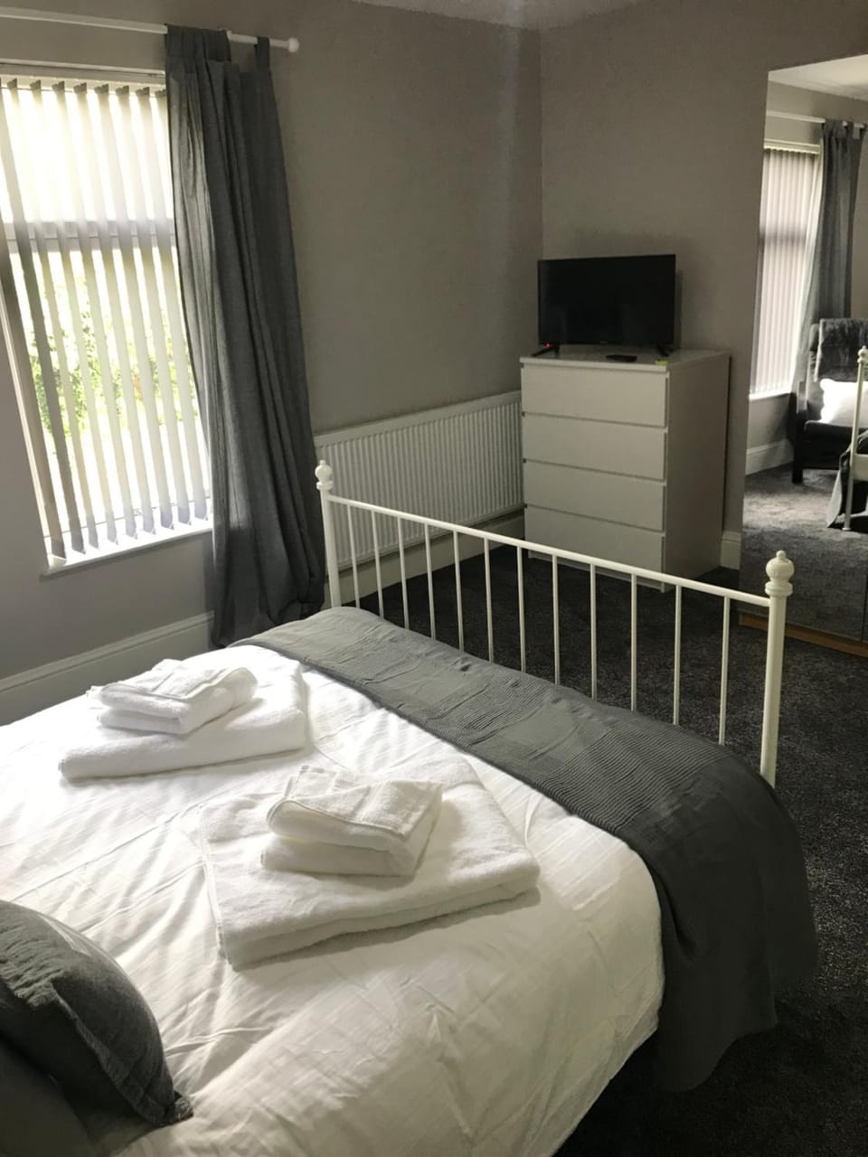 Two Little Ducks Guesthouse Bed and Breakfast in Ellesmere Port