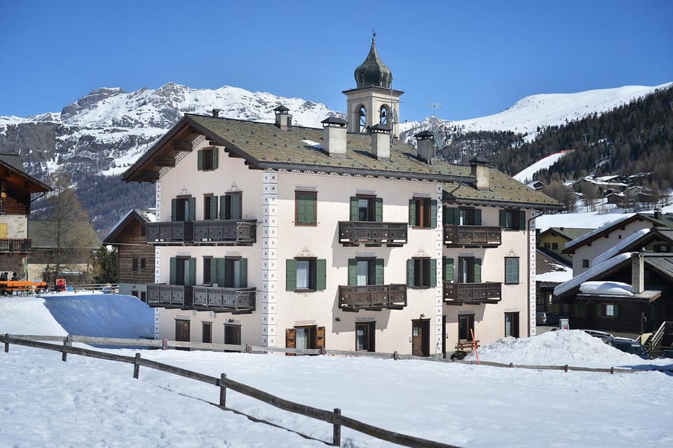 Property building, Nearby landmark, Facade/entrance, Day, Winter, Ski School, Ski School, Skiing, Skiing, On site, Mountain view, Mountain view