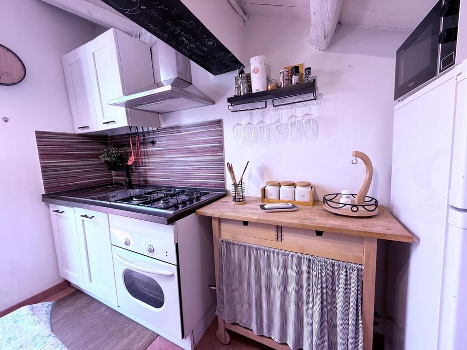 Kitchen or kitchenette, oven, stove