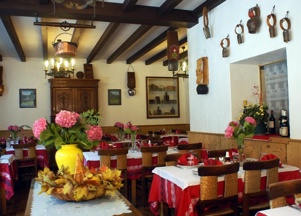 Restaurant/places to eat, Dining area