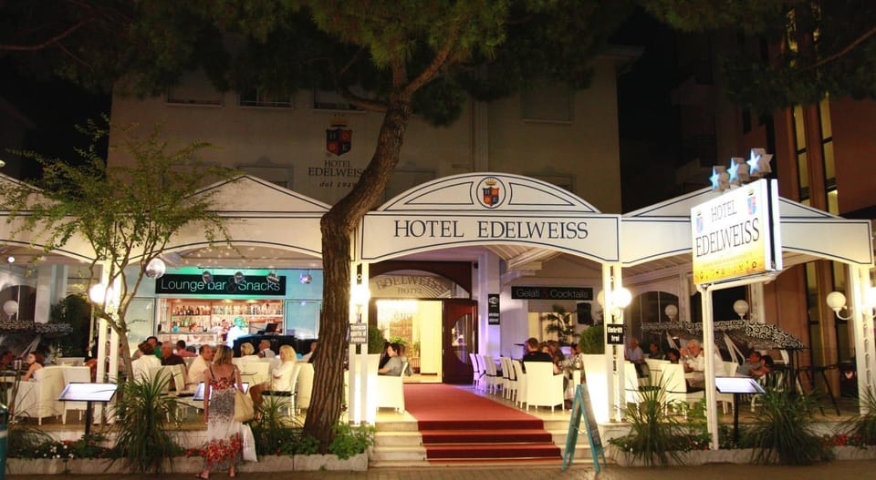 Property building, Restaurant/places to eat, Communal lounge/ TV room, Facade/entrance, Night, Balcony/Terrace, Lounge or bar, Lounge or bar