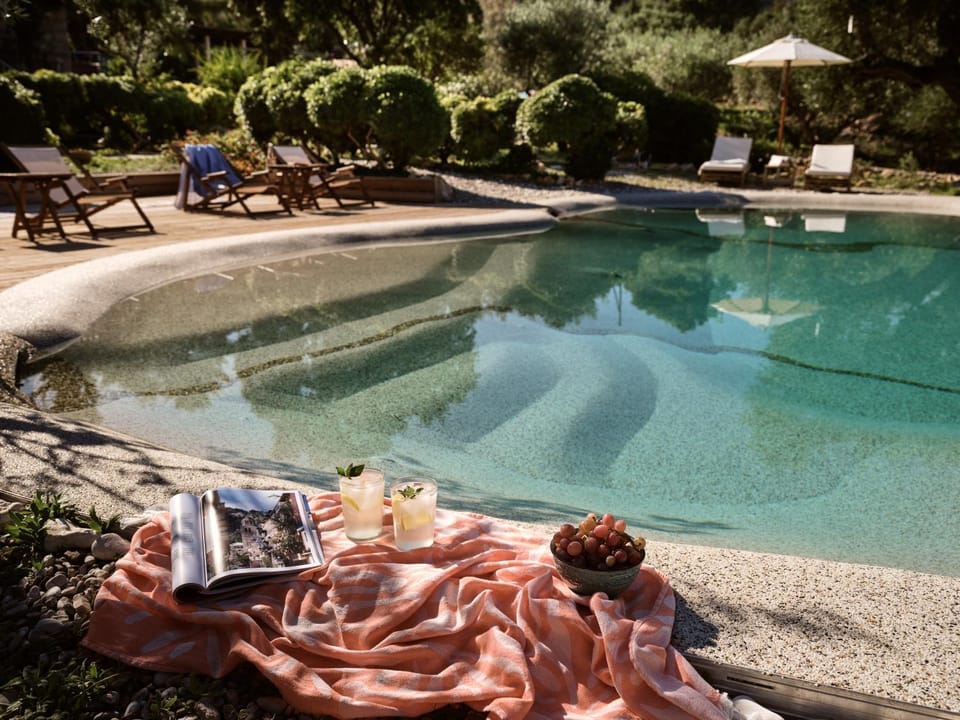 Swimming pool, sunbed