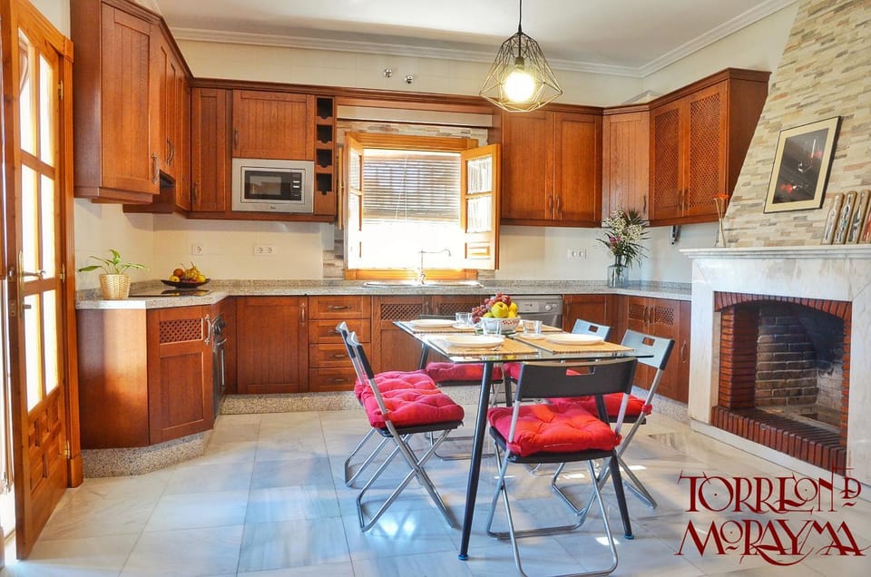 Kitchen or kitchenette, Dining area, On site, City view, Landmark view, Mountain view, Pool view, Street view
