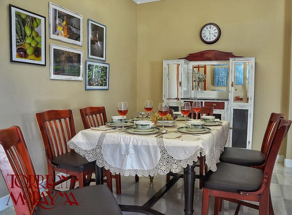 Dining area, On site, City view, Landmark view, Mountain view, Pool view, River view