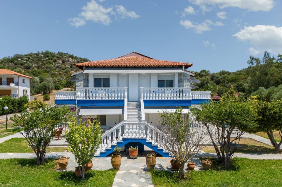 Property building, Day, Garden, Garden view