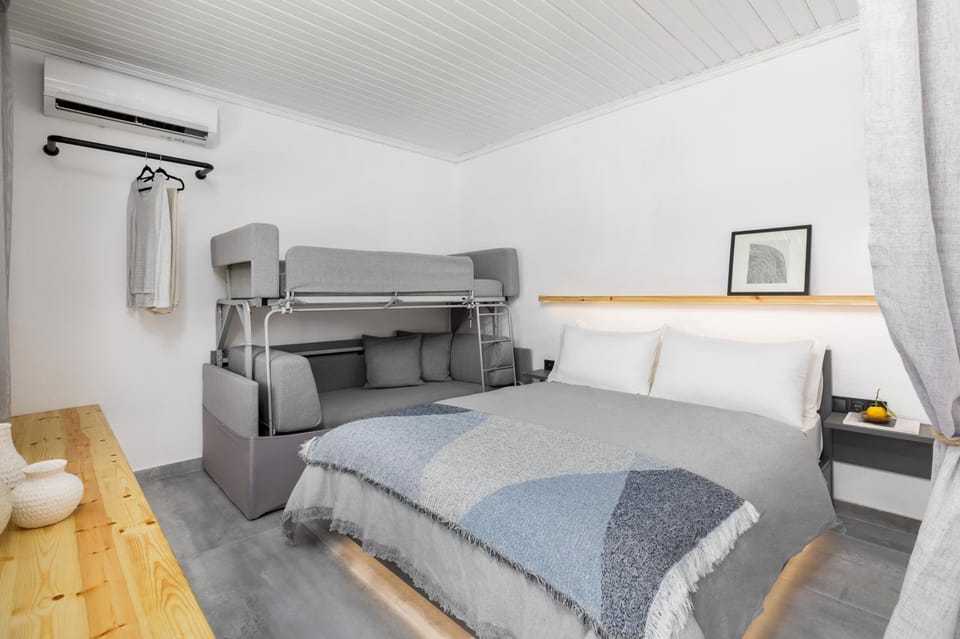 Bed, Photo of the whole room, bunk bed