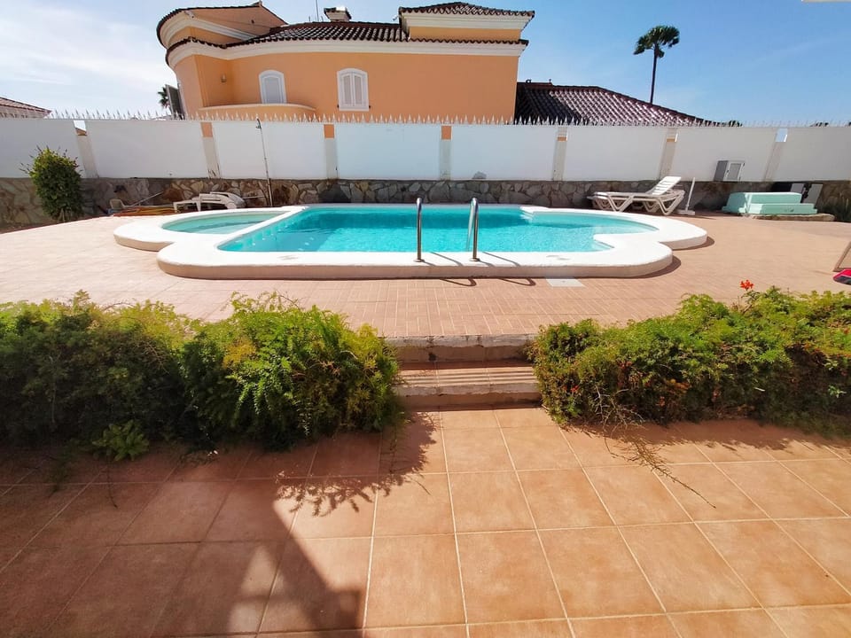 Day, Swimming pool