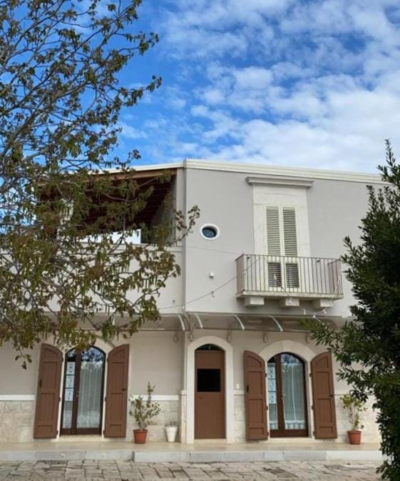 Property building, Facade/entrance, Day