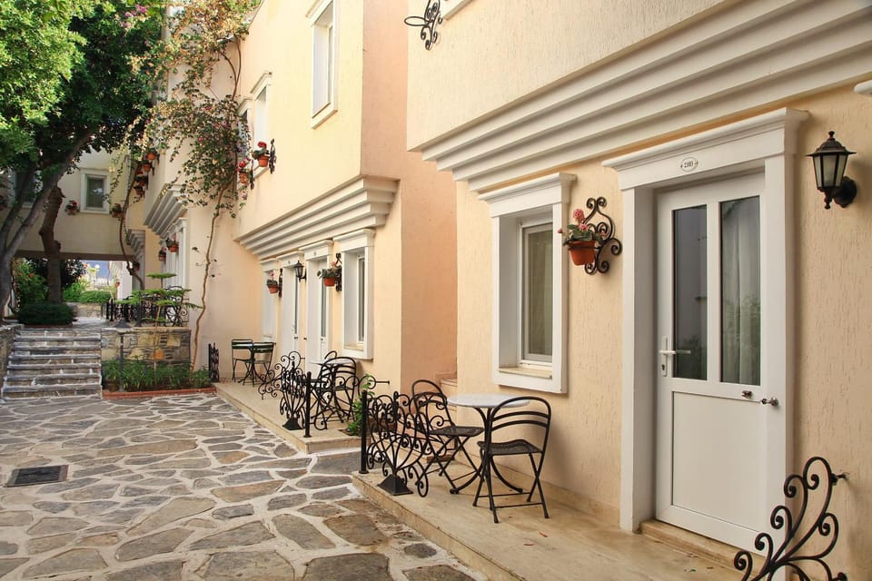 Property building, Patio, Day, Garden, On site, Garden view