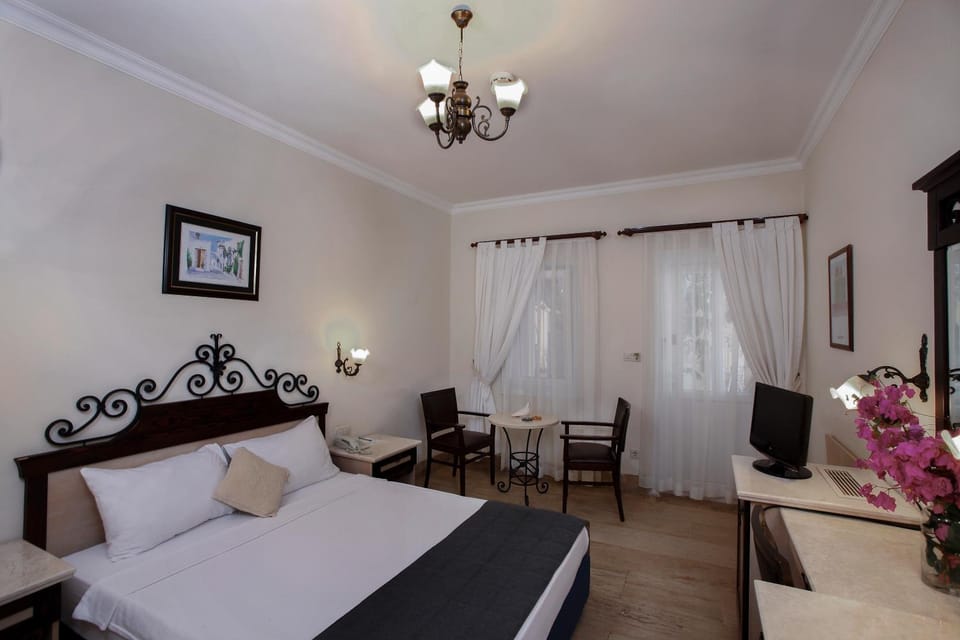 Bed, TV and multimedia, Photo of the whole room, Seating area, Bedroom