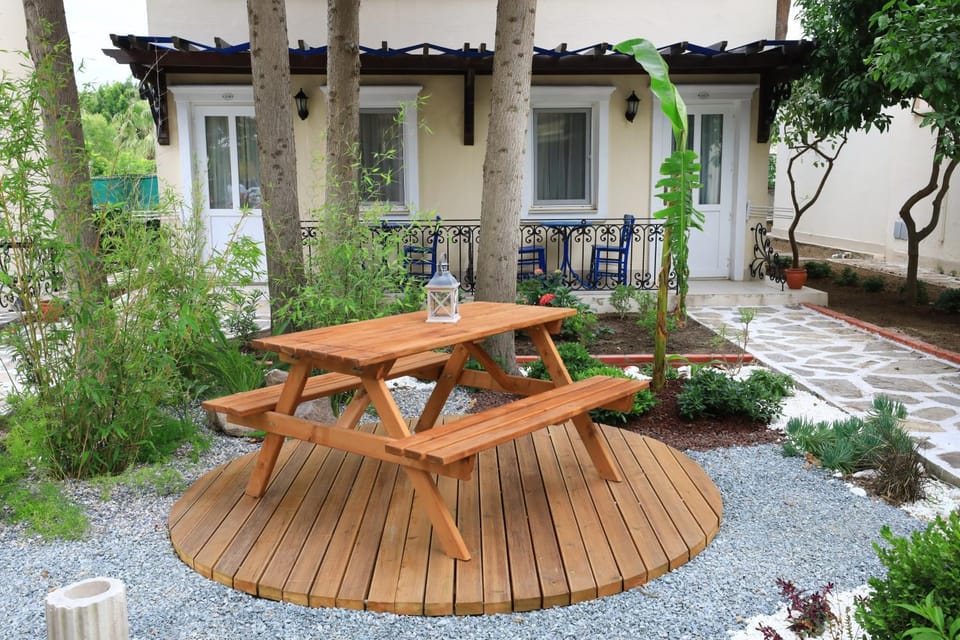 Property building, Patio, Day, Activities, Garden, Seating area, On site