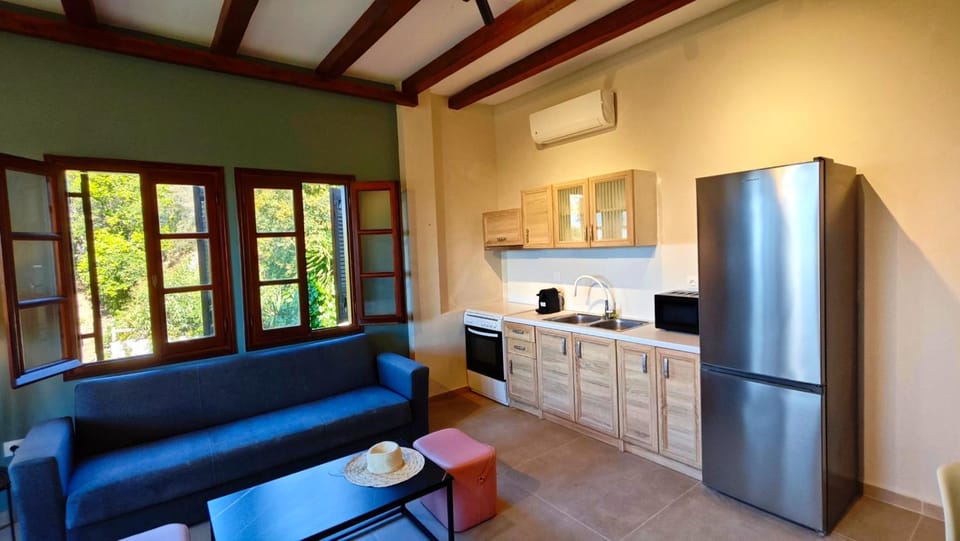 Kitchen or kitchenette, Seating area, Dining area
