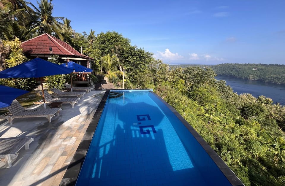 Property building, Sea view, Swimming pool
