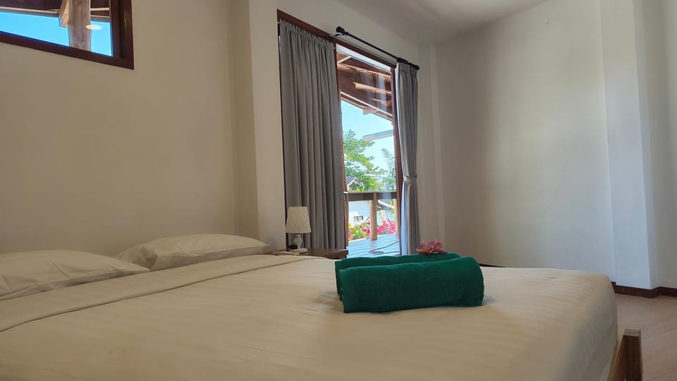 Castaway Surf Retreat Inn in Sekongkang