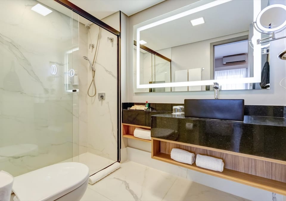 Shower, Toilet, Bathroom, towels