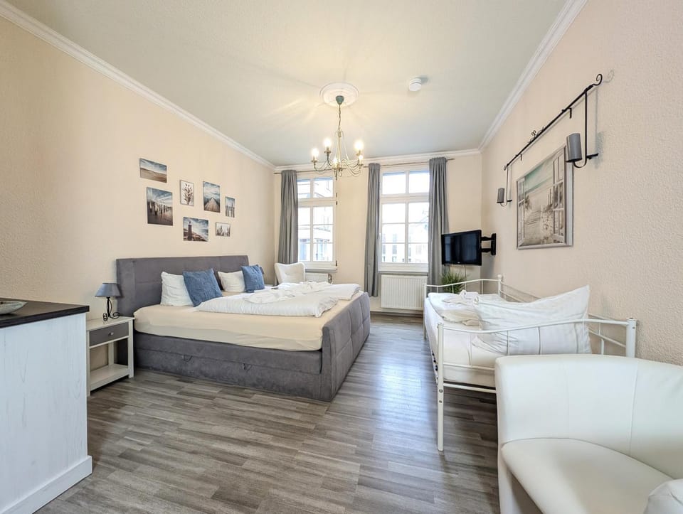 Bed, TV and multimedia, Photo of the whole room, Seating area, Bedroom, towels