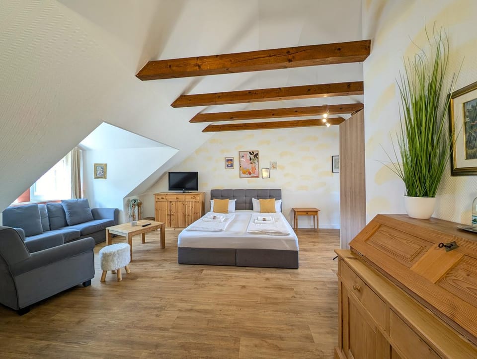 Bed, TV and multimedia, Photo of the whole room, Seating area, towels