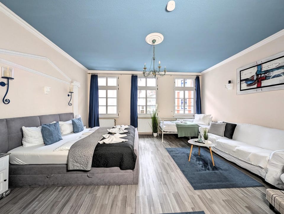 Bed, TV and multimedia, Photo of the whole room, Bedroom, towels