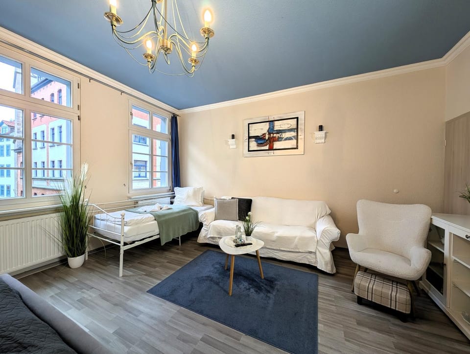 Bed, Seating area, towels