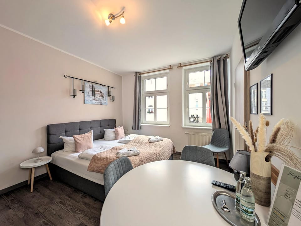 Bed, TV and multimedia, Living room, Photo of the whole room, Seating area, Bedroom, towels