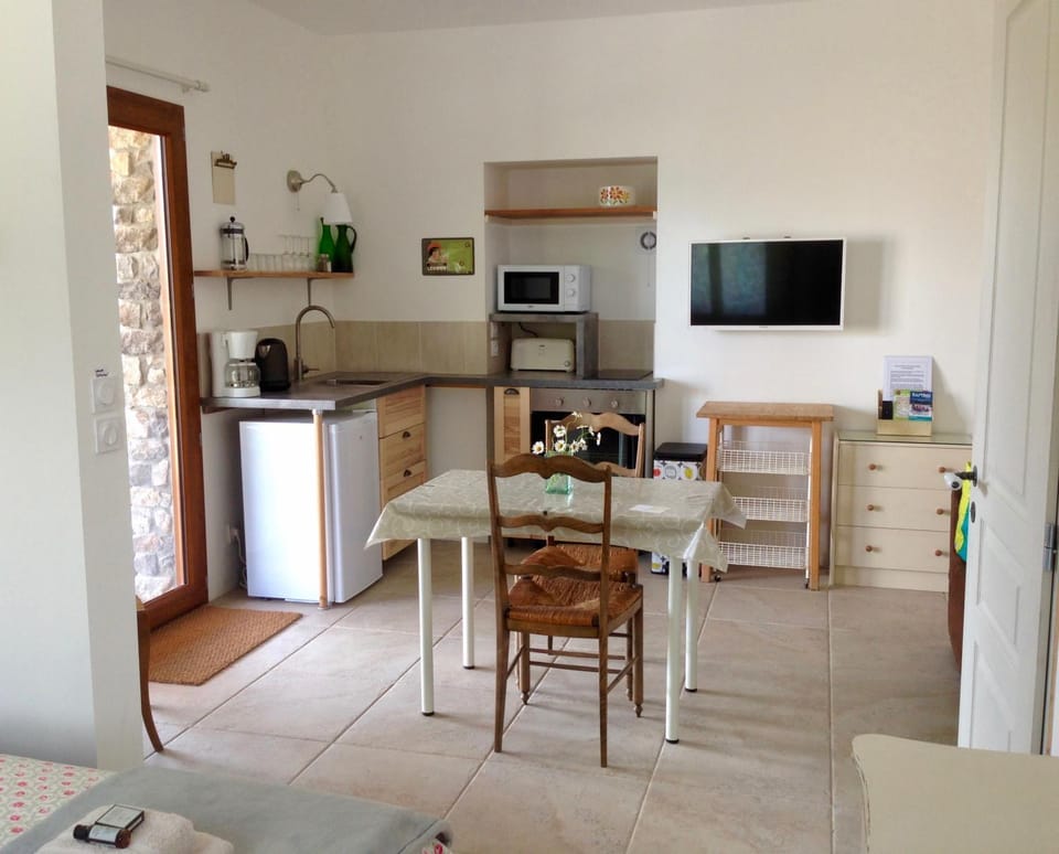 Coffee/tea facilities, Kitchen or kitchenette, Seating area, Dining area