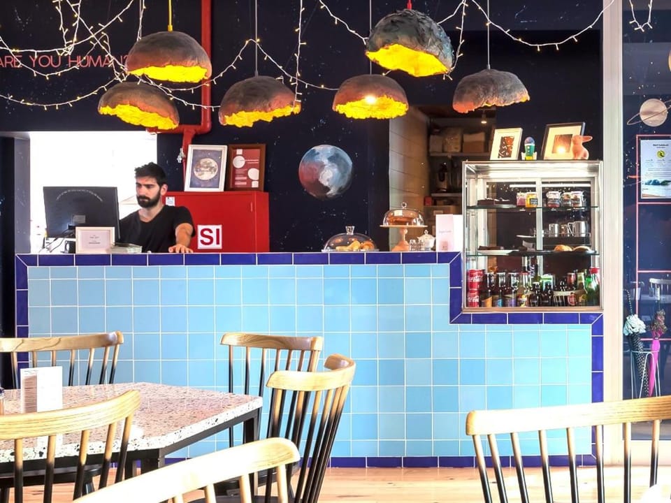 Staff, Restaurant/places to eat, Lounge or bar