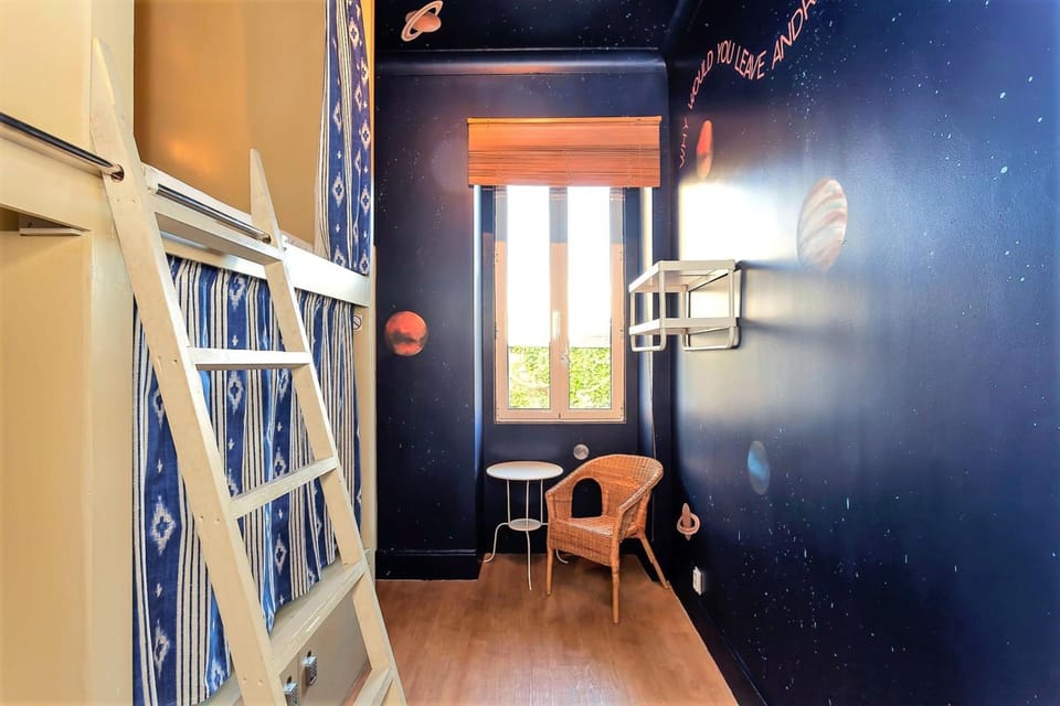 Bedroom, bunk bed
