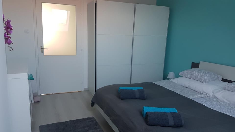 Bed, Bedroom, towels, wardrobe