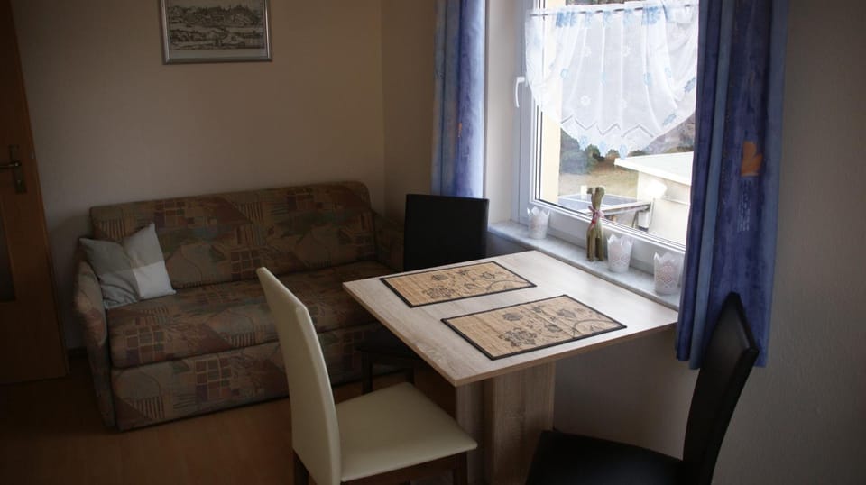 Photo of the whole room, Dining area