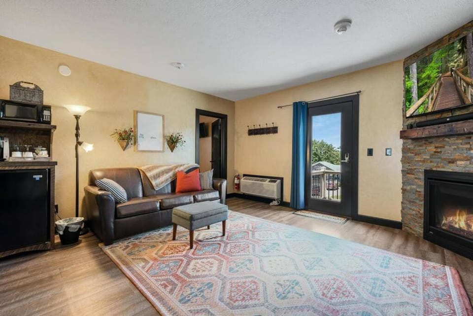 TV and multimedia, Living room, Seating area, flat iron