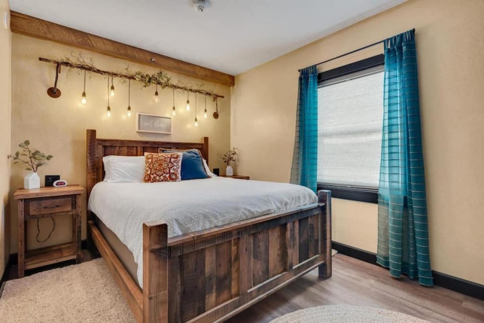 The Rustic Suite with Hot Tub Romantic Getaway on Main Street Apartment in Berlin