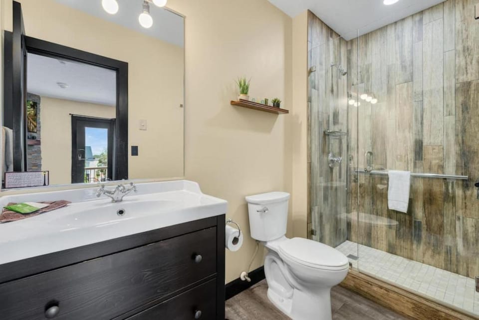 The Rustic Suite with Hot Tub Romantic Getaway on Main Street Apartment in Berlin