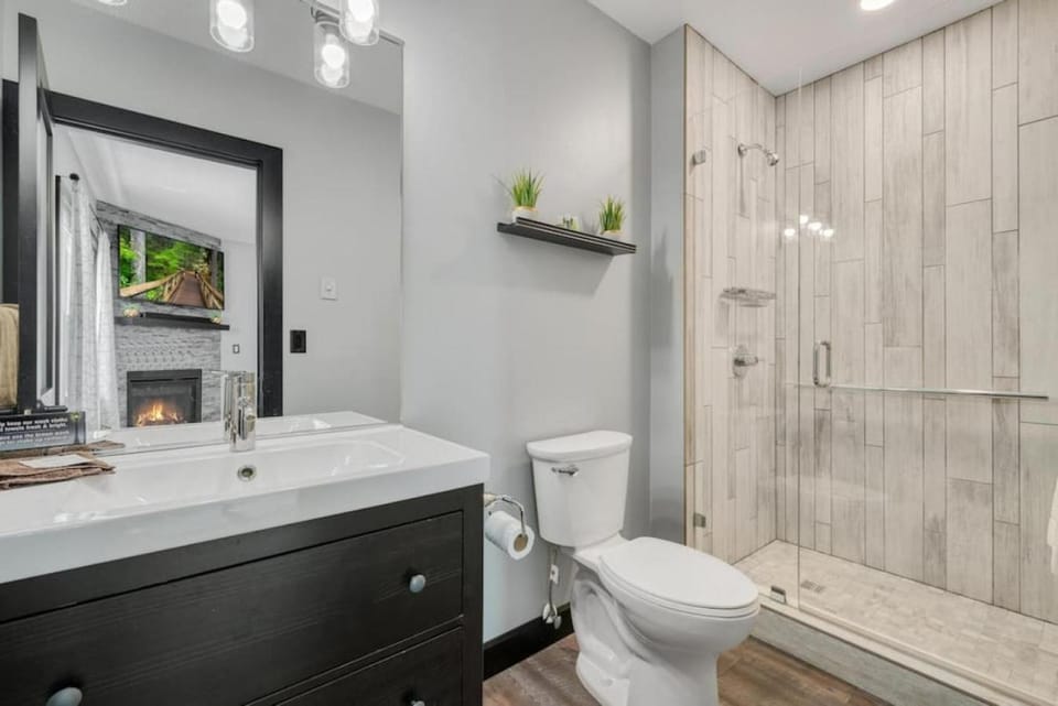 The Serenity Suite with Hot Tub- Main Street Lodge in Berlin Apartment in Berlin