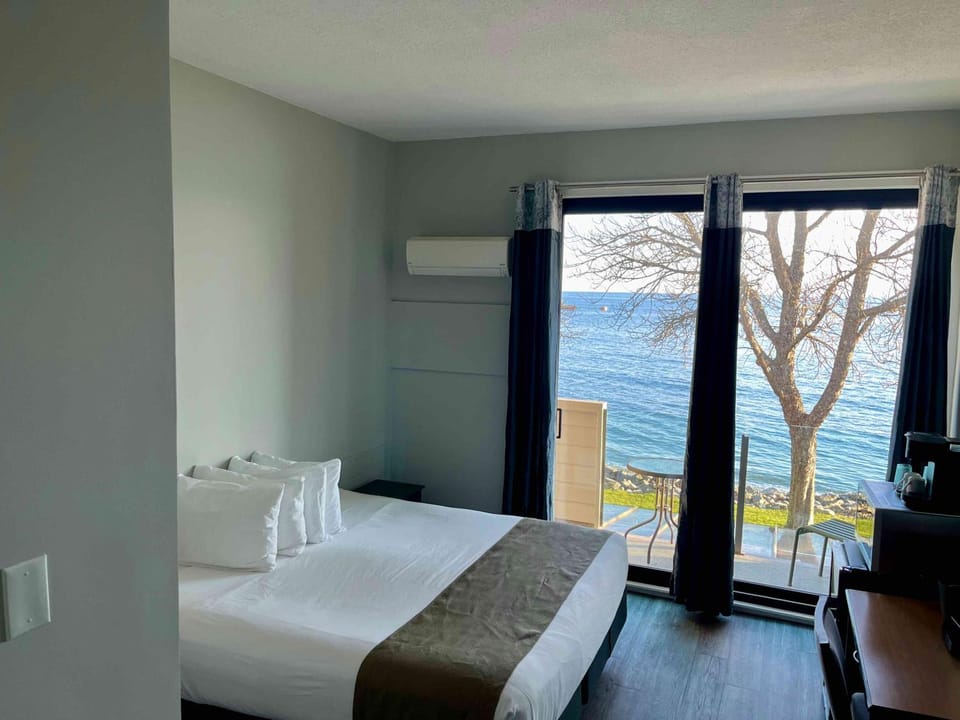 Photo of the whole room, Bedroom, Sea view