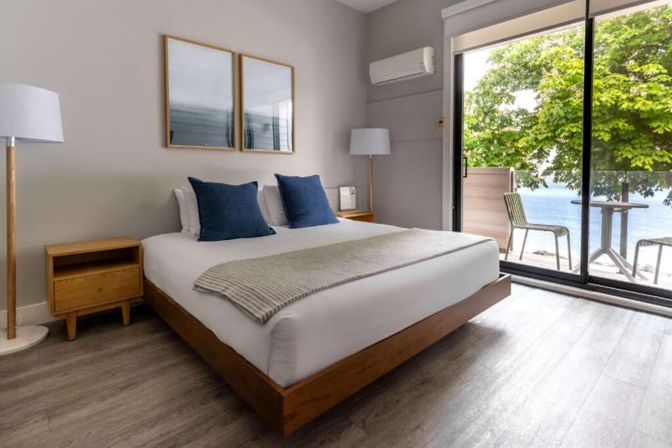 Natural landscape, View (from property/room), Balcony/Terrace, Lake view, Sea view