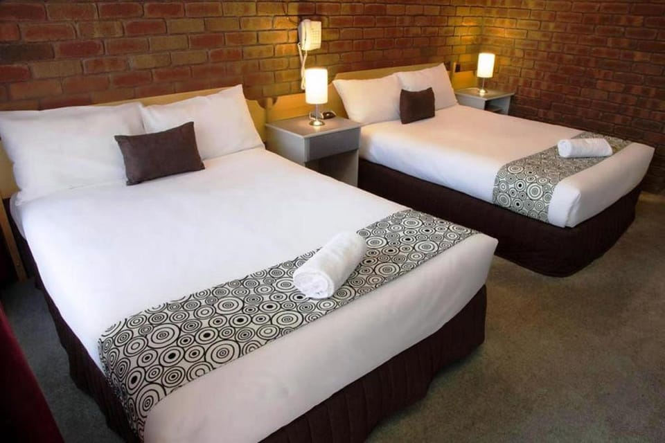 Bed, TV and multimedia, Coffee/tea facilities, Photo of the whole room, Bedroom, Text overlay, Guests, young children, older children, Family, flat iron, furniture, heating, internet, microwave, toaster, towels, air conditioner