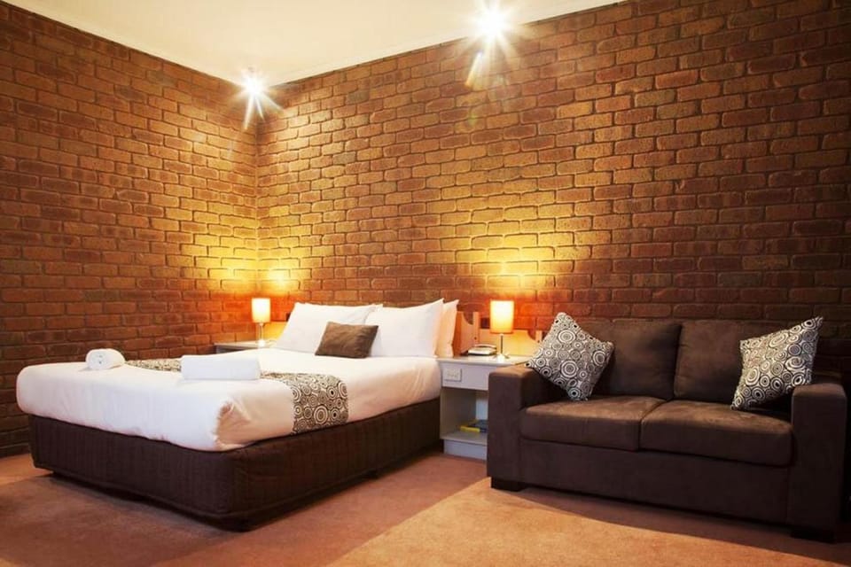 Bed, TV and multimedia, Coffee/tea facilities, Photo of the whole room, Seating area, Bedroom, Text overlay, Guests, flat iron, furniture, heating, internet, microwave, toaster, towels, air conditioner