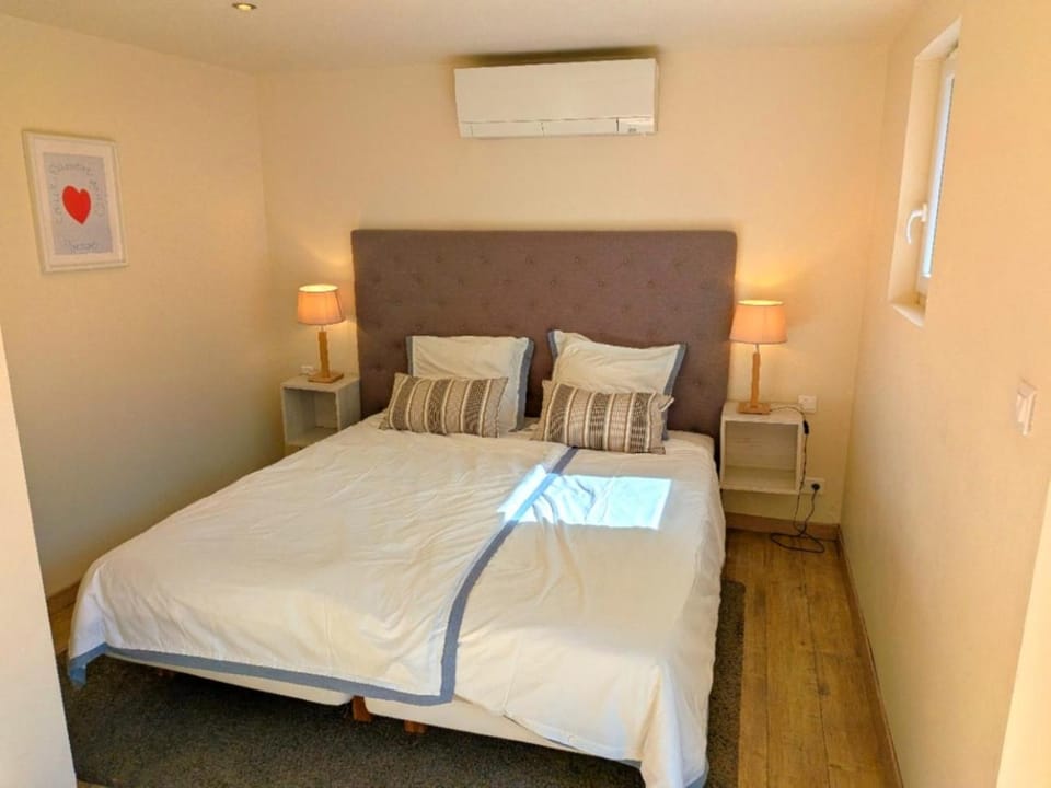 Bed, Bedroom, air conditioner